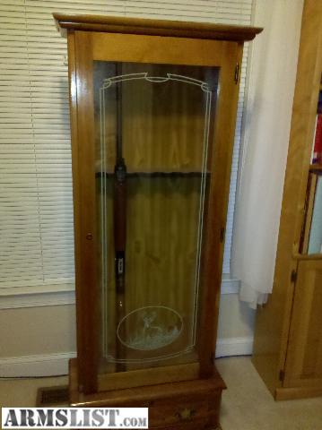 Fotos - Walnut Gun Cabinet With Etched Glass